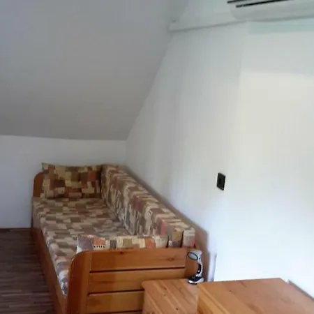 Gabor Apartman شقة *